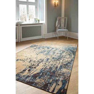 Ornamentteppich in blau und beige im Einrichtungsbeispiel